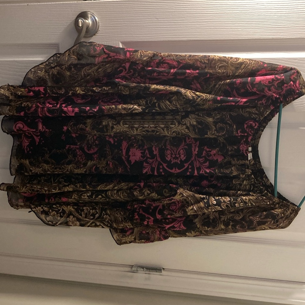 L….26 inches, w…. 23 inches, size 18w/20w. The color is black, gold and pink